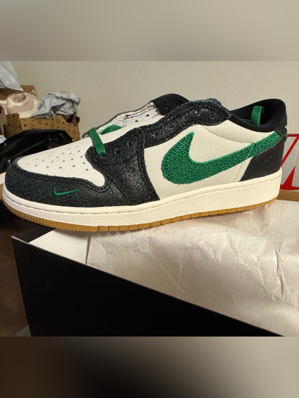 Jordan Kids Low-Top Sneakers in Black, White & Green